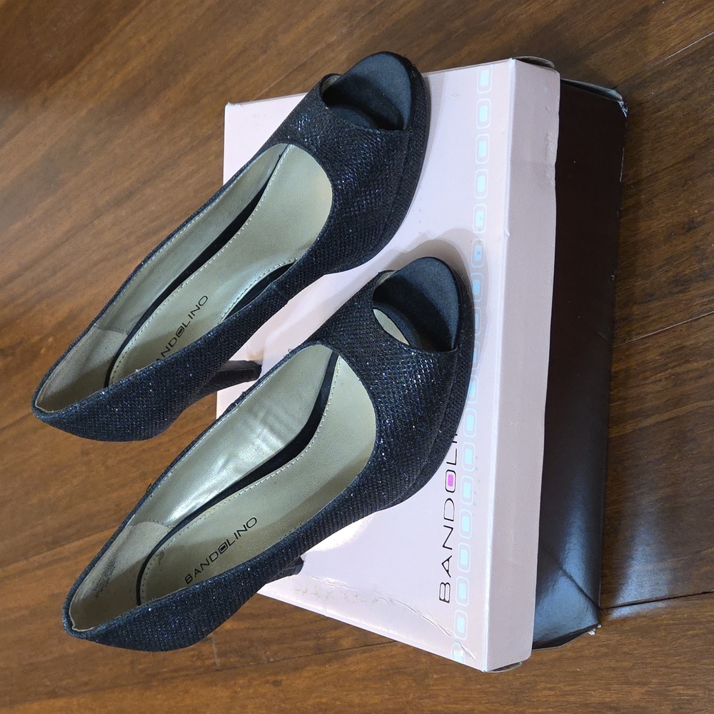 BANDOLINO MYLAH BLACK TEXTURED SHIMMER SPARKLE GLAMOUR PEEP TOE HEELS 7